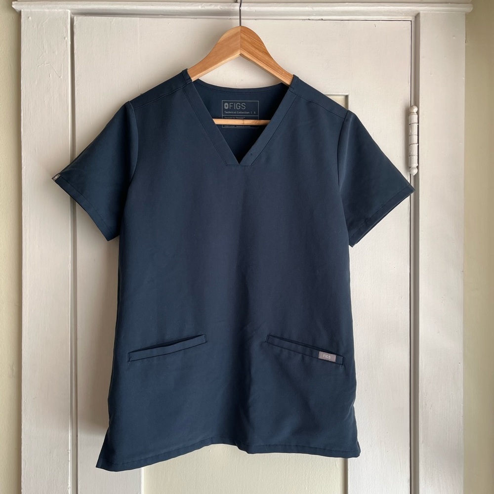 Figs Women’s Dark Harbor Casma Three-Pocket Scrub Top Small